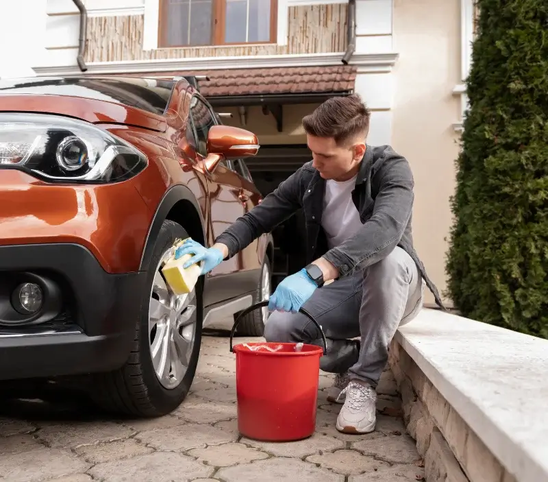Lavage auto à domicile Saint-Étienne-de-l'Olm : professionnel intervenant sur un véhicule